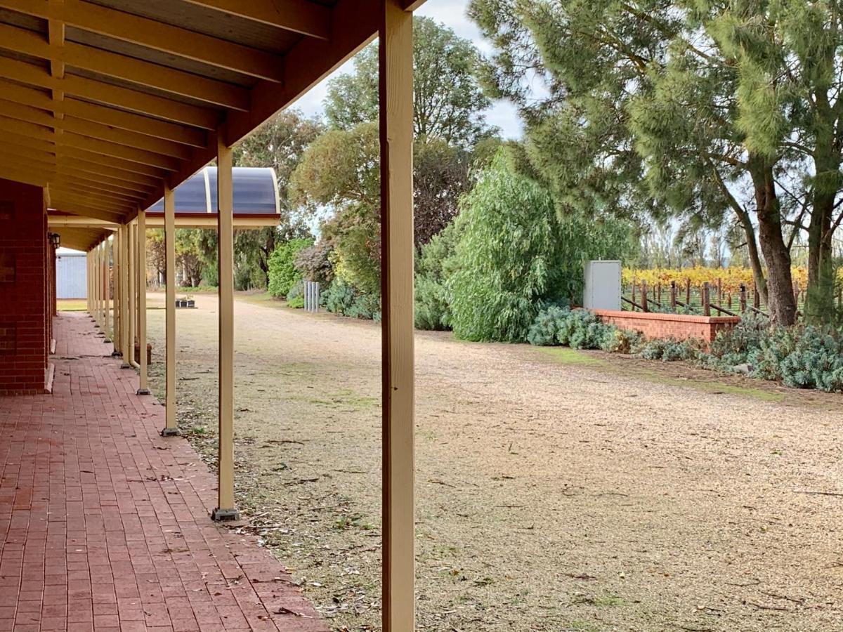 Coonawarra Place Motor Inn Dış mekan fotoğraf